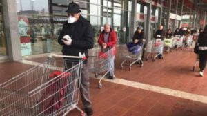 fila al supermercato