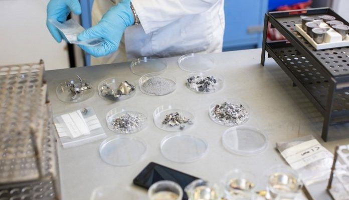 smartphone materiali preziosi