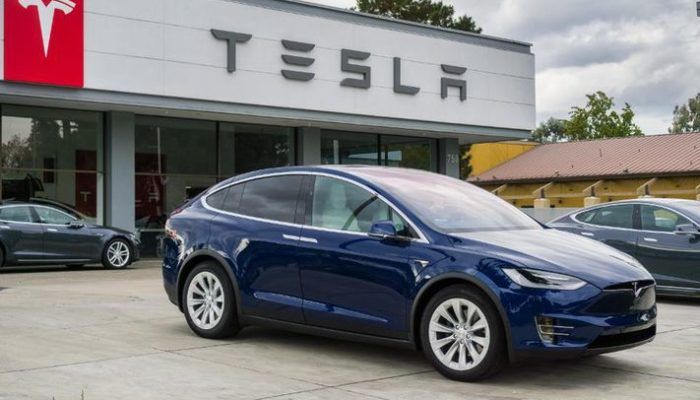 Auto elettriche: ricaricare la Tesla a pedali, l'incredibile esperimento 