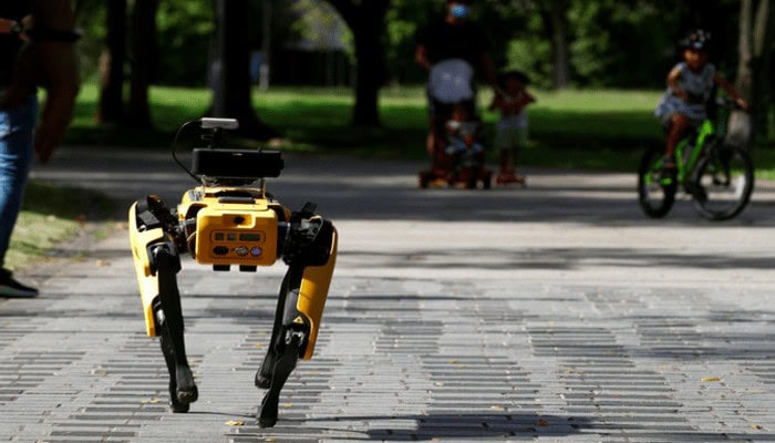 Coronavirus: A Singapore i robot spiano chi viola distanziamento sociale