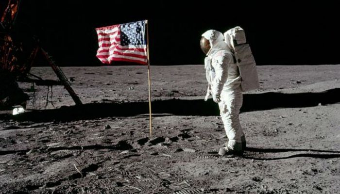 uomo sulla luna