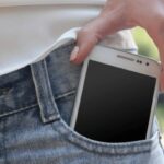 smartphone-in-tasca