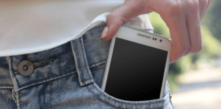 smartphone-in-tasca