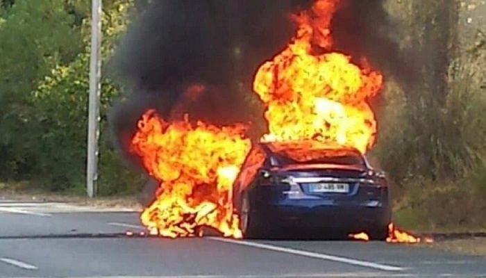 tesla-veicoli-difettosi-rischio-incendio- auto