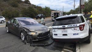 tesla-incidente-pilota-automatico-multa