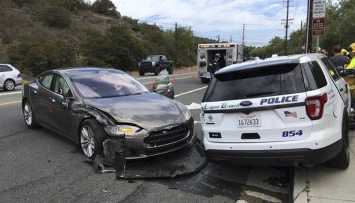 Tesla: fa un incidente con l’autopilota e viene multato
