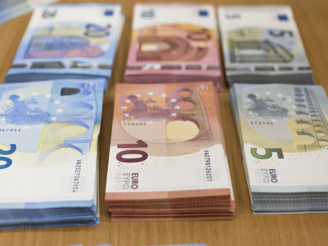 Tieni Soldi In Banca Attento Questa Tassa Invisibile Ti Costa Caro