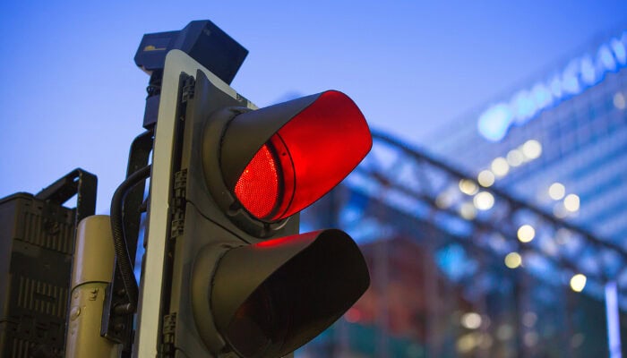 semaforo giallo multe e smartphone