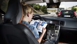 auto autonome vedere attraverso gli ostacoli e nebbia