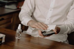 come disinfettare smartphone e tablet