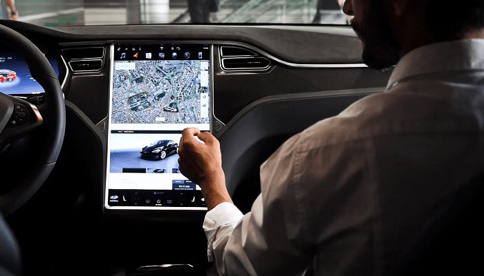 Tesla hackerata, scoperta una nuova funzione della fotocamera