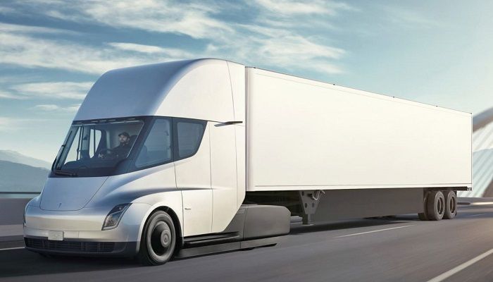 Tesla Semi camion elettrico 1000 km autonomia