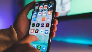 iphone-apple-smartphone-120hz-display-app-store-cina-ban