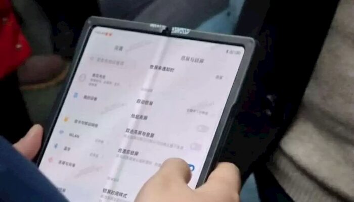 xiaomi-foldable-display-schermo-smartphone-pieghevole-avvistato-metropolitana
