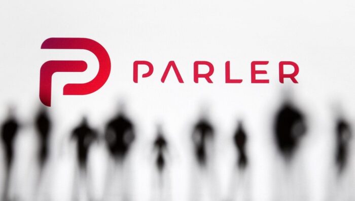 Parler è tornato online dopo un mese di assenza