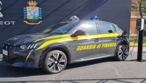 Guardia di Finanza Peugeot e-208