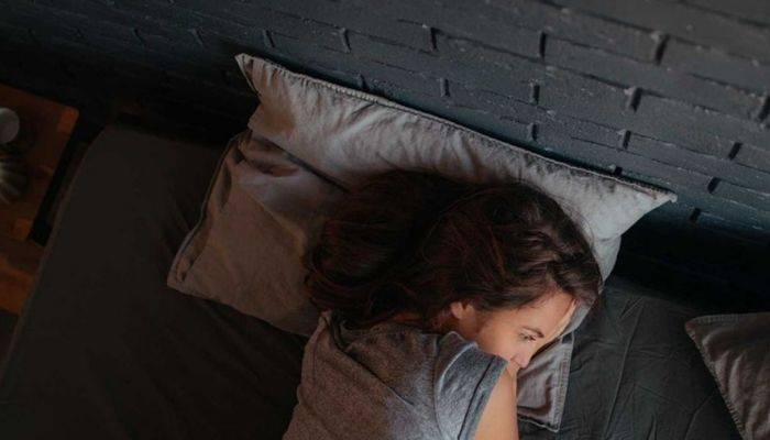 Salute: avere poco sonno o un sonno irregolare, aumenta il rischio di depressione