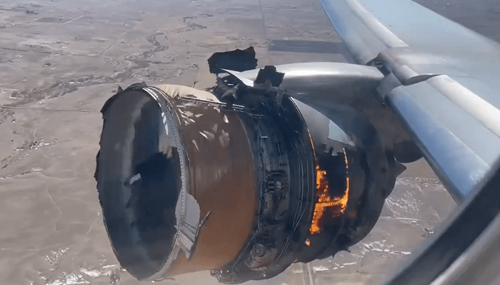 boeing-atterraggio-emergenza-esplosione-motore