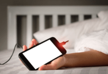 Smartphone: non tenete i dispositivi in carica di notte, ecco cosa si rischia