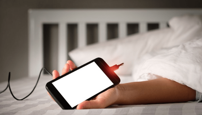 Smartphone: non tenete i dispositivi in carica di notte, ecco cosa si rischia
