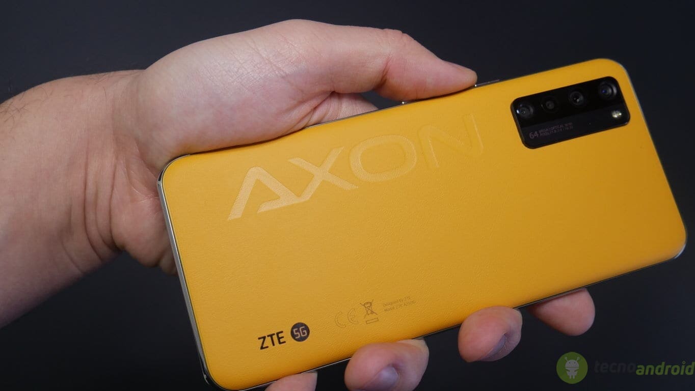 zte axon (11)
