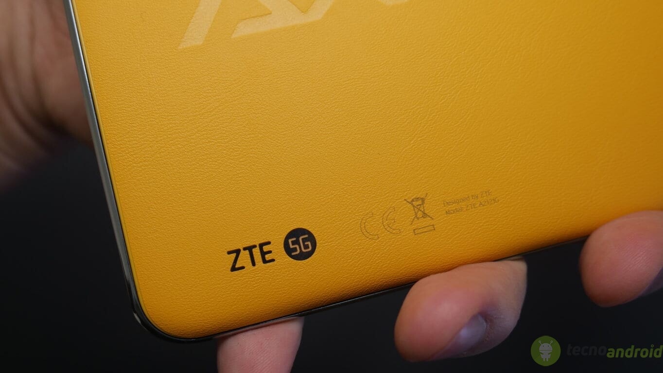 zte axon (15)