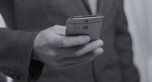 Gli smartphone memorizzano normalmente tantissimi nostri dati personali. Sicuramente usi il tuo smartphone quotidianamente per mandare e ricevere messaggi e email; per ascoltare i messaggi lasciati sulla segreteria telefonica; mandare immagini e video alla tua famiglia, ai tuoi amici o al tuo partner; consultare siti su internet e controllare i tuoi social media e, sicuramente, questa lista potrebbe continuare ancora. Alla luce di ciò, cosa succederebbe se qualcuno avesse pieno accesso a tutti i tuoi dati personali? Esatto, sarebbe un grande problema, un disastro. Oppure, ancora peggio, qualcuno potrebbe decidere di spiare il tuo telefono. Sono molteplici i motivi che potrebbero indurre una persona a spiarti attraverso il tuo smartphone. Magari il tuo cellulare contiene importanti informazioni di lavoro che la persona che ti spia vuole scoprire, un tuo concorrente vuole soffiarti un affare oppure sei una persona benestante e un delinquente può volerti rubare i dati per accedere al tuo internet banking. Infine, e purtroppo non è raro che accada, un partner geloso vuole controllare i tuoi spostamenti e le tue comunicazioni per avere le prove di un ipotetico tradimento o, semplicemente, per controllarti. Ma come capire se il nostro smartphone è spiato e cosa dobbiamo fare per tutelarci? Sfortunatamente, nemmeno una password di accesso complicata ti può proteggere da questo tipo di attacchi. Ci sono infatti tantissime applicazioni spia sul mercato che permettono di monitorare le attività e che possono essere eseguite su uno smartphone senza che tu te ne accorga. Con questa guida, ti indichiamo dieci indizi che ti aiuteranno a capire se qualcuno sta cercando di spiare il tuo smartphone e come impedirlo.