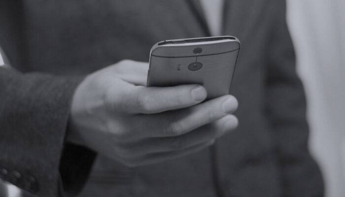 Gli smartphone memorizzano normalmente tantissimi nostri dati personali. Sicuramente usi il tuo smartphone quotidianamente per mandare e ricevere messaggi e email; per ascoltare i messaggi lasciati sulla segreteria telefonica; mandare immagini e video alla tua famiglia, ai tuoi amici o al tuo partner; consultare siti su internet e controllare i tuoi social media e, sicuramente, questa lista potrebbe continuare ancora. Alla luce di ciò, cosa succederebbe se qualcuno avesse pieno accesso a tutti i tuoi dati personali? Esatto, sarebbe un grande problema, un disastro. Oppure, ancora peggio, qualcuno potrebbe decidere di spiare il tuo telefono. Sono molteplici i motivi che potrebbero indurre una persona a spiarti attraverso il tuo smartphone. Magari il tuo cellulare contiene importanti informazioni di lavoro che la persona che ti spia vuole scoprire, un tuo concorrente vuole soffiarti un affare oppure sei una persona benestante e un delinquente può volerti rubare i dati per accedere al tuo internet banking. Infine, e purtroppo non è raro che accada, un partner geloso vuole controllare i tuoi spostamenti e le tue comunicazioni per avere le prove di un ipotetico tradimento o, semplicemente, per controllarti. Ma come capire se il nostro smartphone è spiato e cosa dobbiamo fare per tutelarci? Sfortunatamente, nemmeno una password di accesso complicata ti può proteggere da questo tipo di attacchi. Ci sono infatti tantissime applicazioni spia sul mercato che permettono di monitorare le attività e che possono essere eseguite su uno smartphone senza che tu te ne accorga. Con questa guida, ti indichiamo dieci indizi che ti aiuteranno a capire se qualcuno sta cercando di spiare il tuo smartphone e come impedirlo.
