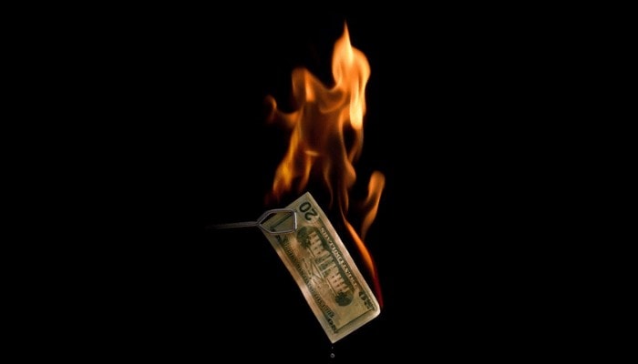 Banche: il ruolo degli istituti di credito tra guerre e inquinamento