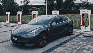 tesla-guida-autonoma-finto-stop