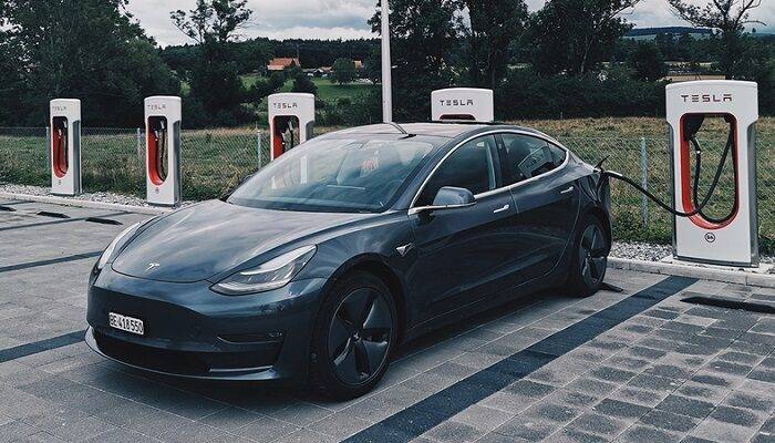 tesla-guida-autonoma-finto-stop