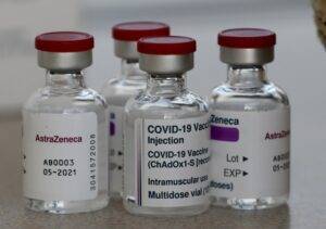 Pfizer e AstraZeneca: ecco la verità sugli effetti collaterali