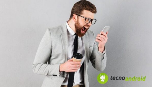 smartphone-operatore-mobile-responsabile-batteria-si-scarica