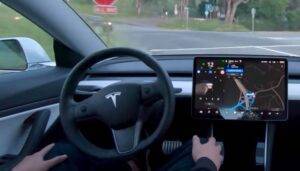 tesla-guidare-auto-guida-autonoma