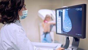 vaccini-covid-19-cancro-seno-effetto-collaterale