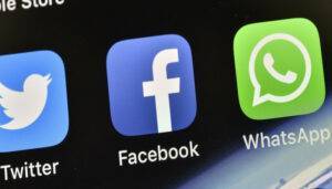 whatsapp-smartphone-politica-privacy-15-maggio-download-chat-messaggistica-facebook