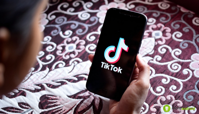 TikTok: sbarca la nuova, inutile, challenge divenuta per puro caso virale 