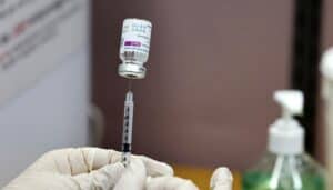 astrazeneca-rischio-alto-giovani-blocco