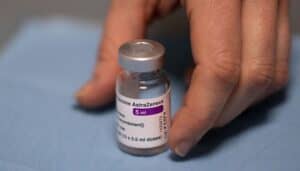 astrazeneca-vaccino-coaguli-bloccato