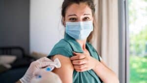 vaccini-covid-19-effetto-collaterale-donne