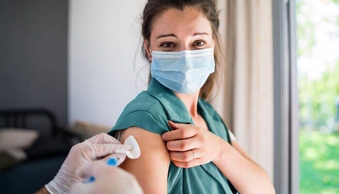 vaccini-covid-19-effetto-collaterale-donne