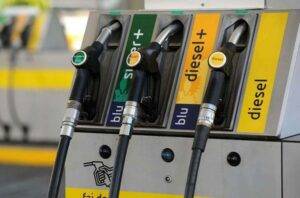 Benzina: prezzo alle stelle, 1,65 al litro come a fine 2018