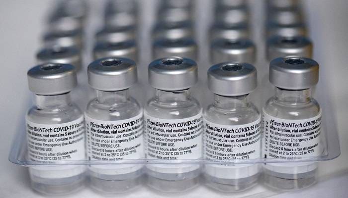 Pfizer: nuovi effetti collaterali, come cambia il bugiardino del vaccino