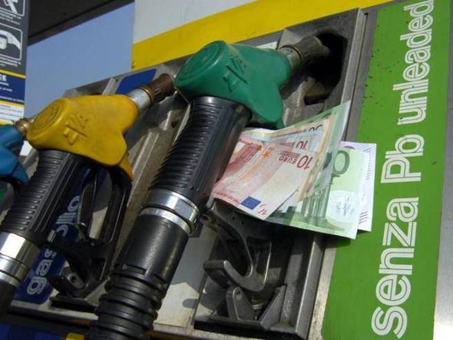 benzina-aumento-prezzi-inaccettabili-superano-i-2-euro-litro