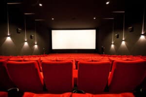Covid: cinema e teatri ritornano al 100% mentre le discoteche al 50%