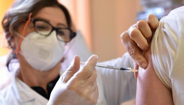 Covid e vaccini: arriva la somministrazione con l'anti-influenzale 
