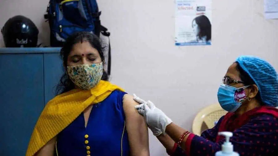 Covid, l'Ema dichiara: meglio richiamo con vaccini diverso, ora test su pillola Merck