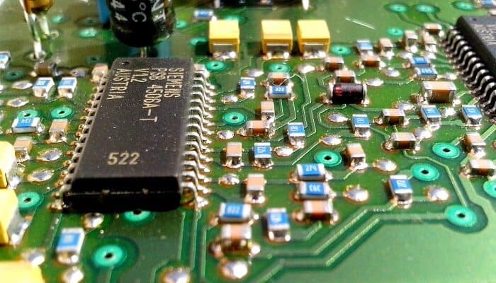 Crisi dei chip, semiconduttori, SoC, Qualcomm, Apple, Samsung, Intel, BMW, Mercedes, Audi, FCA, Stellantis