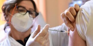 Covid, Brusaferro: "Aumento Rt e ricoveri per i no vax, diminuiscono per i vaccinati"