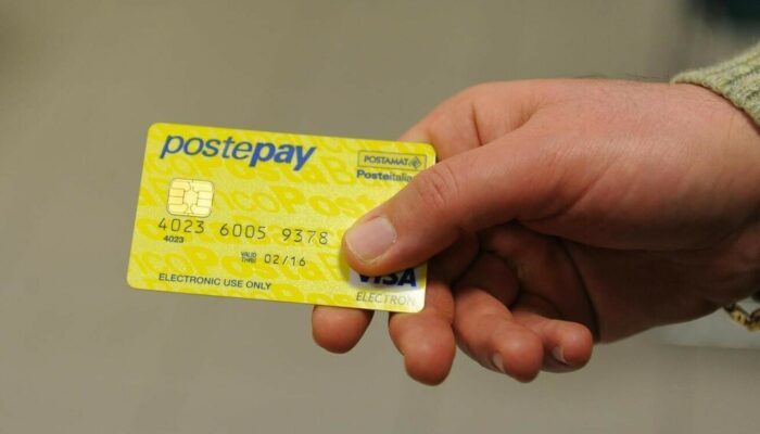 Postepay: il nuovo messaggio truffa gli utenti e porta via migliaia di euro